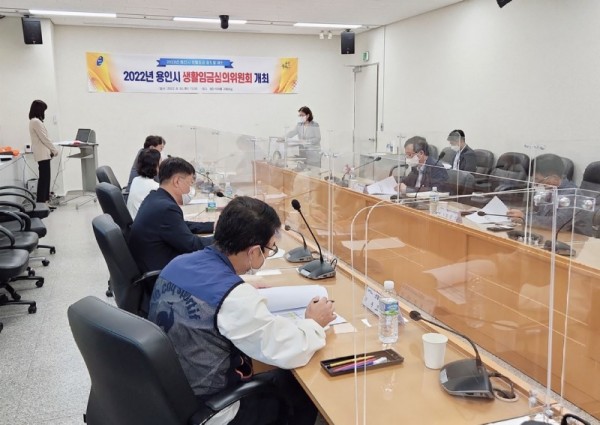 2. 지난달 30일 열린 생활임금위원회에서 위원들이 논의하고 있다..JPG