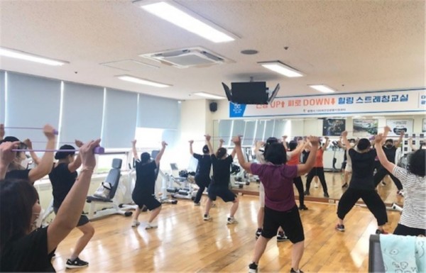 (광명3)광명시 보건소 건강생활지원센터는 10월 4일부터 11월 25일까지 진행되는 ‘건강UP피로DOWN 힐링 스트레칭 교실’ 참여자를 모집한다.jpg