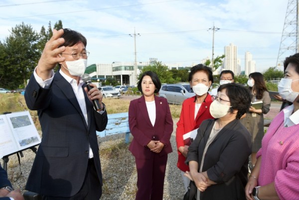 162.이민근 안산시장, 신길동 63블럭 민원현장 방문(이민근 시장-왼쪽-이 지난 26일 신길동 63블록 민원현장을 찾아 해결방안을 논의하고 있다 (1).jpg