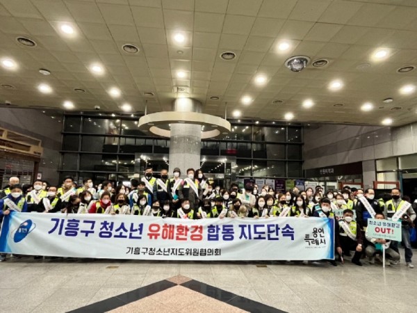4-3. 청소년들이 건전하고_ 건강하게 성장할 수 있길 바랍니다_사진(3) 단체사진.jpg