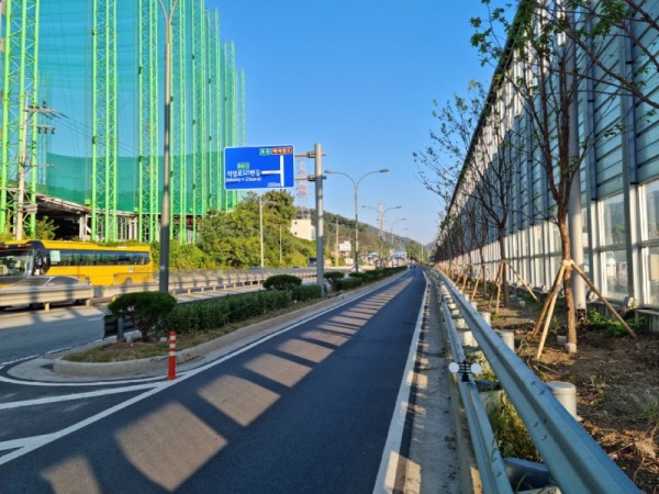 3. 용인특례시가 석성로에 1㎞의 가로숲길을 조성했다..jpg
