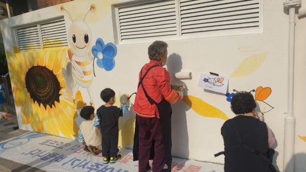 15-1. 벽화를 그리고 있는 어린이들과 어르신.jpg