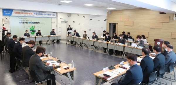 (광명1)광명시가 수도권 서남부 핵심 거점 자족도시로 도약하기 위한 전략적 대응을 목적으로 구성한 ‘광명미래산업위원회’가 7일 중회의실에서 첫 회의를 열며 공식 출범했다.jpg