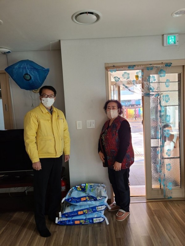 보도자료7+매화동,+경로당에+사랑의+쌀+전달.jpg