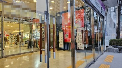 휠체어 사용 장애인의 백화점 이용을 막는 출입문