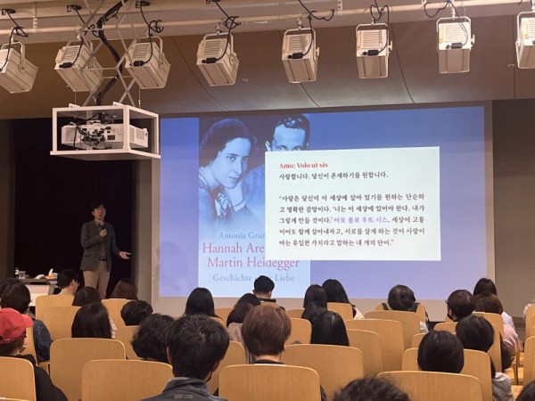 (광명7)광명시 소하도서관은 지난 15일 도서관 강당에서 신형철 문학평론가 초청 ‘시(詩) 강연회’를 광명시민 100여 명이 참석한 가운데 성황리에 개최했다.jpg