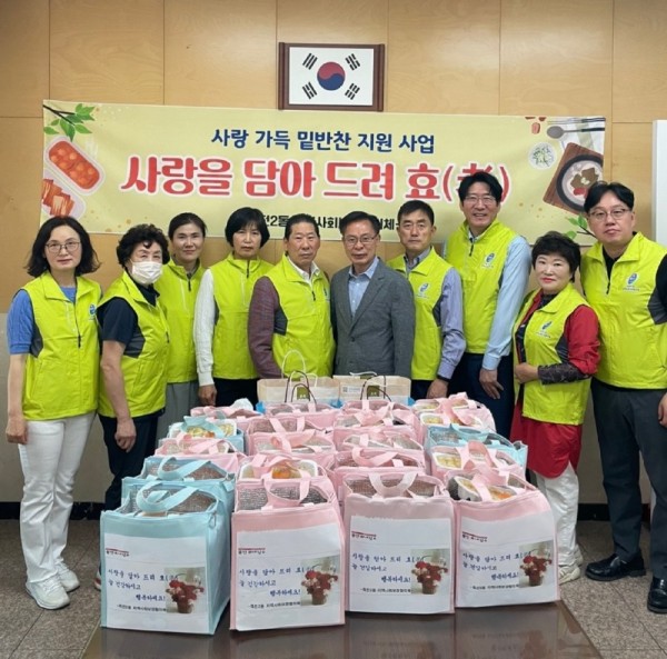 8. 죽전2동 지역사회보장협의체가 맞춤형 반찬지원에 앞서 기념촬영을 하고 있다.jpg