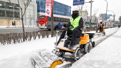 용인특례시, 겨울 제설평가 최우수… 보행로 제설기 ‘엄지척’