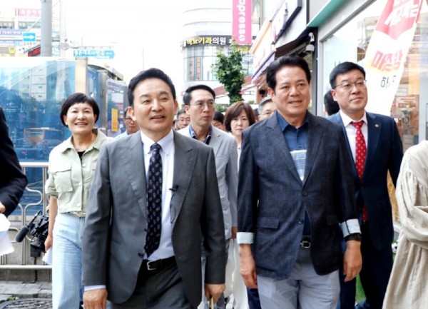 최대호 안양시장과 원희룡 국토부장관은 4일 평촌신도시의 노후 아파트단지와 상업지역, 평촌중앙공원을 둘러보면서 노후 실태를 점검하고 주거환경 개선이 필요한 지역을 면밀히 살펴보았다. 사진1.jpg