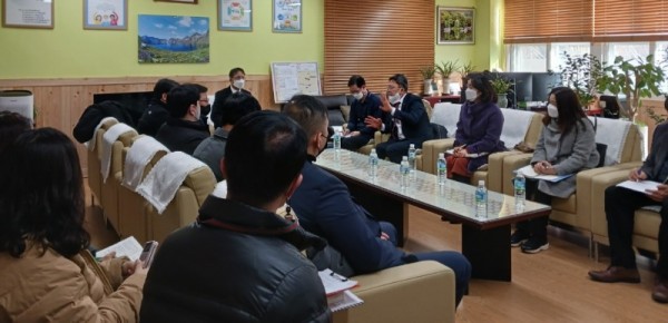 1. 지난1월 용인특례시가 매봉초 통학로 개방을 위해 개최한 회의에 관계자들이 참석해 의견을 나누고 있다.jpg
