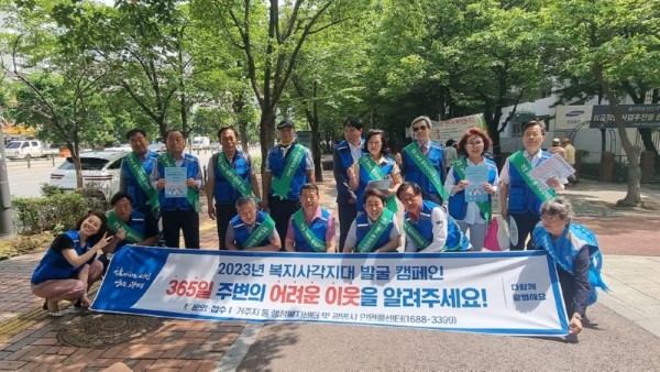(광명2)광명시(시장 박승원)는 지난 22일 철산역과 철산상업지구 일대에서 ‘365일 주변의 어려운 이웃을 알려주세요!’ 여름철 복지사각지대 발굴 거리 캠페인을 펼쳤다.jpg