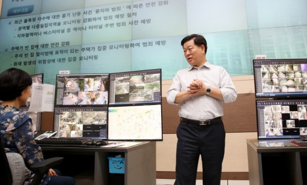 (광명1-3)박승원 광명시장은 지난 9월 28일 24시간 CCTV 모니터링을 통해 각종 범죄를 예방하고 있는 도시통합운영센터를 방문하여 근무자들을 격려했다.jpg