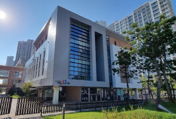 기획보도1-1+배곧누리초+내+학교복합시설+‘배곧너나들이’+전경.jpg