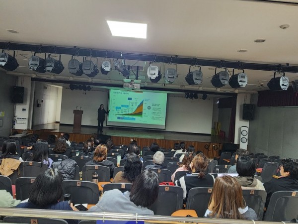 (광명4)광명시는 지난 24일 열린시민청 2층 강당에서 신규 기후강사 양성을 위한 입문 과정 학습자 공개모집에 신청한 43명의 시민과 함께 첫 번째 강의를 진행했다.jpg