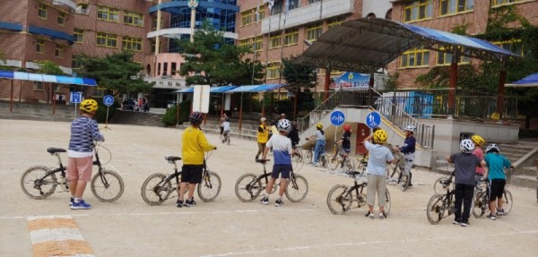 12-1. 용인특례시가 어린이 자전거 안전을 위해 찾아가는 교육을 한다.jpg