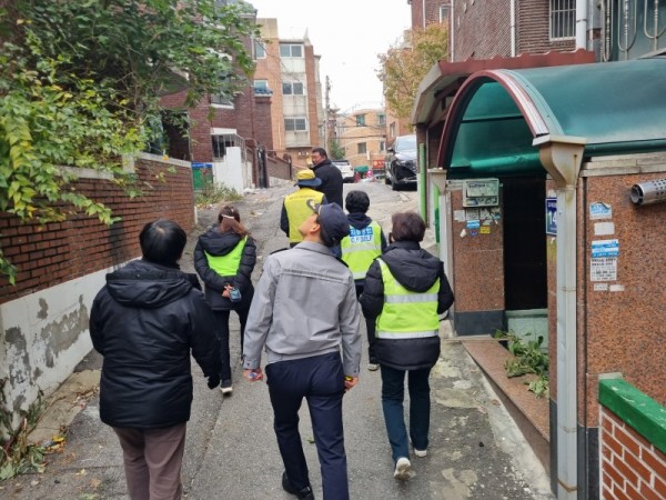 (광명1)광명시는 광명제12R구역 재개발사업 지구의 안전한 보행 및 주거환경 개선과 범죄 예방을 위해 15일 민·관 합동 안전점검을 실시했다.jpg