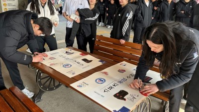 수원시체육회 임직원·선수단, 수원광교박물관 테마전시 ‘스포츠 동감同感, 수원’ 관람