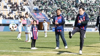 수원FC 구단주 이재준 수원시장, 홈개막전에서 시축