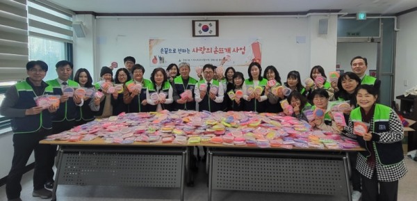 보도자료13+정왕3동+지역사회보장협의체,+사랑의+손뜨개.jpg