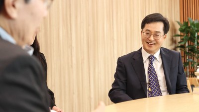 루크 쉐퍼 미시간대 포드스쿨 석좌교수, 김동연 지사 만나 “경기도 기회소득은 세계적으로 훌륭한 모델이 될 수 있는 프로그램”