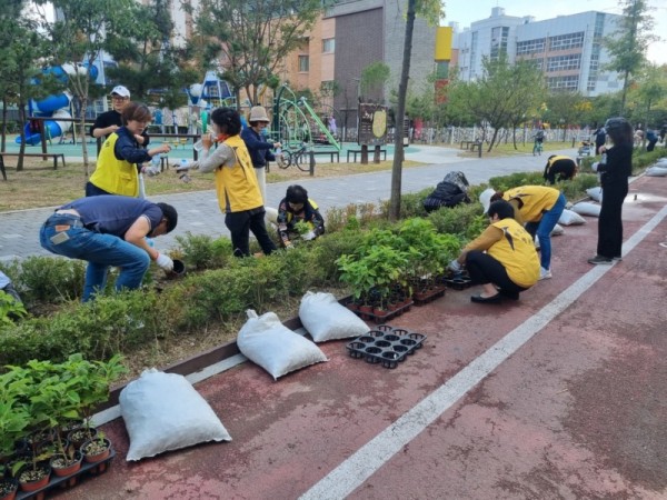 보도자료7+배곧1동,+지역주민과+함께하는+꽃+심기+행사+개최.jpg