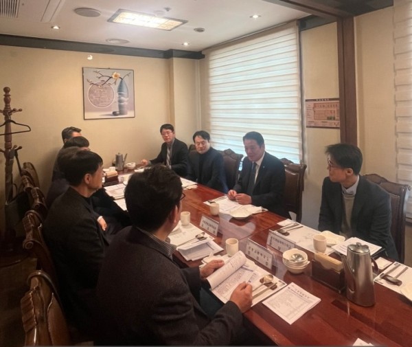 안양시는 14일 2025년 성공적인 교육지원사업 추진을 위해 관내 특성화고 및 특목고 등 교장 8명과 간담회를 개최했다 (2).jpeg