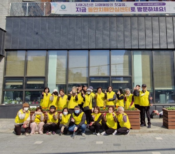 치매가족교실 일일 봉사단이 센터 앞 꽃밭 조성 후 기념촬영 시간을 가졌다.jpg