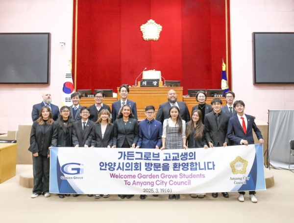 미국 가든그로브시 고교생 민박연수단 안양시의회 방문.jpg