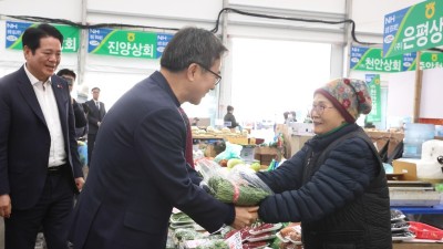 김동연, 소상공인·도매시장 등 이틀째 민생현장 찾아 애로사항 듣고 지원 약속