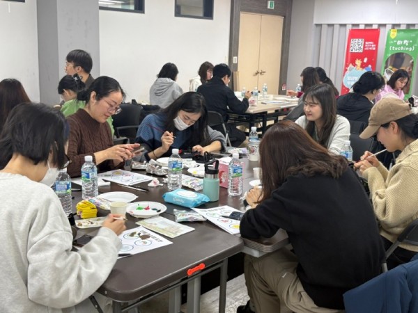 안양시 가족센터는 21일 동안구청 소회의실에서 우리 아기 신발 커스텀 프로그램을 진행했다.jpg