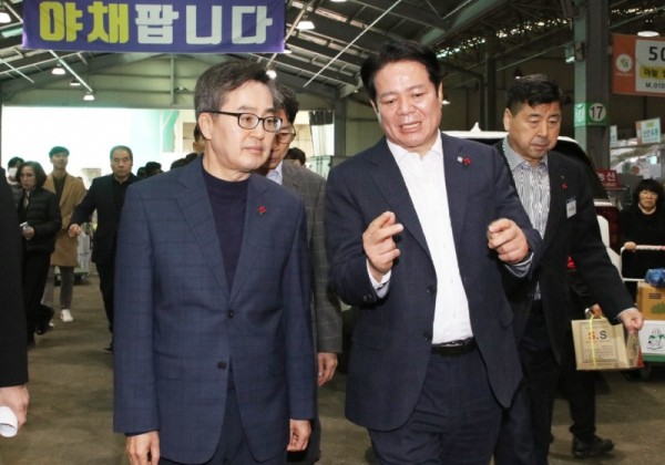 김동연 경기도지사(왼쪽)와 최대호 안양시장(오른쪽)이 21일 오전 농수산물도매시장을 둘러보고 있다..jpg