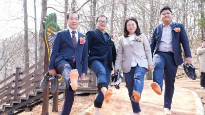 “봄 내음 맡으며 맨발로 힐링하세요”… 한국도자재단, 곤지암도자공원에 맨발 걷기 ‘황톳길’ 개장