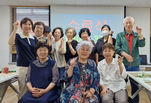 치매가족교실 수료자들은 17일 상반기치매가족 자조모임을 가졌다.jpg