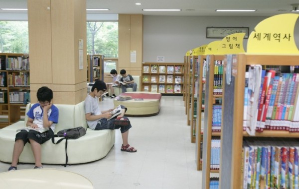 석수도서관 열람실에서 어린이들이 책을 읽고 있다.jpg