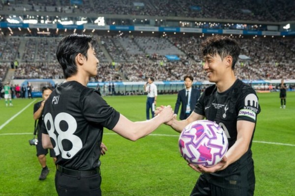 ‘2025 쿠팡플레이 시리즈’ 2경기 시축자로 나선 배우 박서준, 손흥민과 악수를 하며 우정을 나눴다..jpg