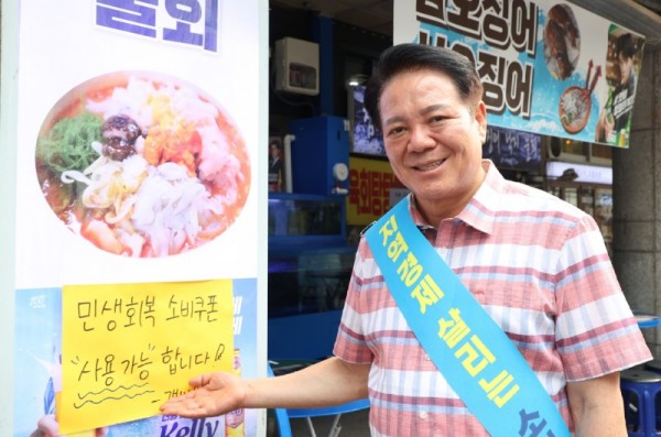 최대호 안양시장은 민생 현장을 살피고 소비쿠폰 사용을 독려했다 .jpg