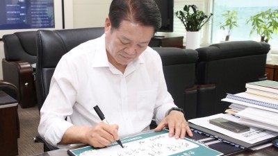 최대호 안양시장, 광복 80주년 기념 ‘손글씨 인증샷 릴레이’ 동참