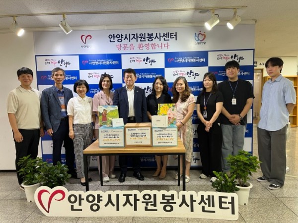 안양시자원봉사센터는 6일 스크린에이치디코리아와 함께 오디오북 후원품 전달식을 가졌다.jpg
