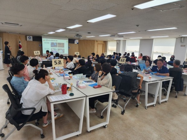 안양시는 동 지역사회보장협의체 위원 대상으로 2025년 복지학교를 진행했다.jpg