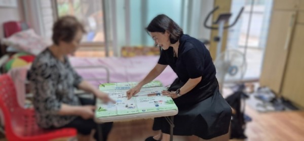 안양시 방문 건강관리 전담 간호사가 어르신의 건강을 확인하고 폭염 안전수칙을 설명하고 있다 (1).jpeg