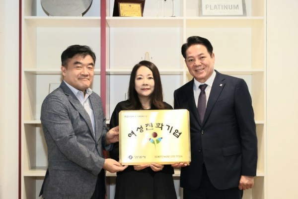 안양시는 12일 15시 뷰로베리타스씨피에스코리아 주식회사에서 안양형 여성친화기업 현판식을 가졌다 (1).jpg