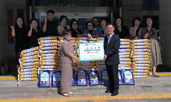 안양지역여성경제인협의회 백미 기탁 사진(2025년 9월 10일 오전 10시 안양시청 본관 앞_왼쪽부터 이혜계 안양지역여성경제인협의회 회장과 신영수 안양시 기획경제실장).jpg