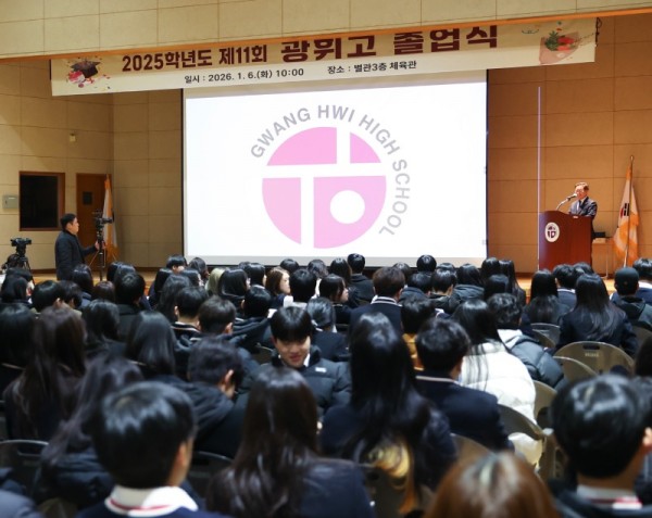 (광명1-1)박승원 광명시장 “도전과 성장의 길 당당히 걸어가길” 관내 고교 졸업식서 졸업생 새출발 응원.jpeg