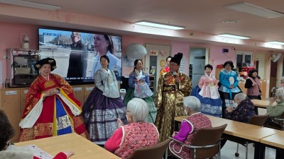 만안주간보호센터, 2026년 첫 월례행사 ‘신년 맞이 한복 패션쇼’ 성료