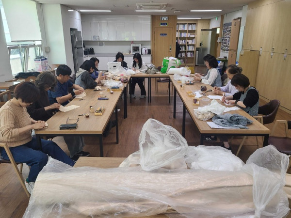 센터 자원봉사자들은 소나기 사업의 일환으로 애착인형을 만들어 관내 취약계층에 전달했다.jpg