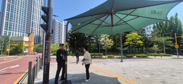 민계식 만안구청장(왼쪽)은 5월 14일 냉천로 일대에서 착한그늘막 작동 상태를 점검했다.jpg
