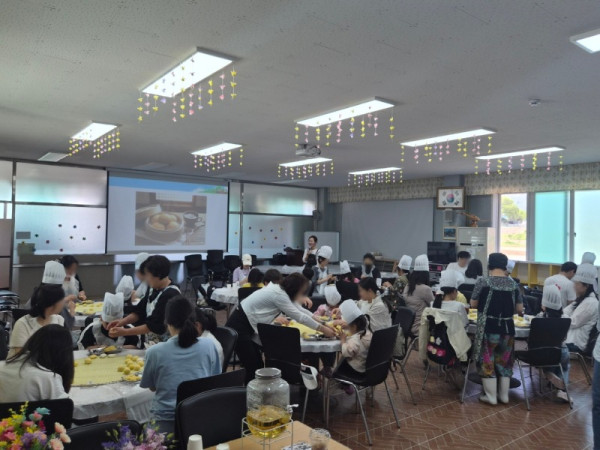 지난 16일 강원도 원주 삼송마을에서 열린 안양시 가족센터 한부모 가족 농촌 체험 행사에서 참가자들이 쌀찐빵 빚기 체험에 참여하고 있다.jpg