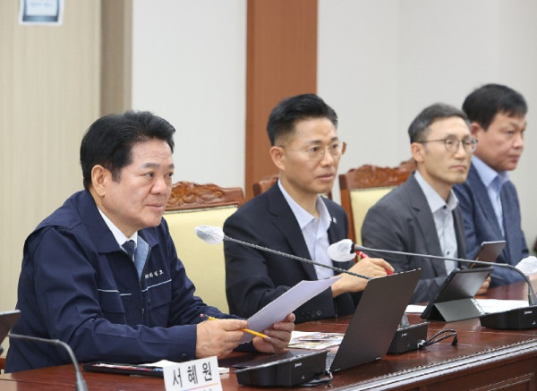 안양시는 최대호 안양시장(맨 왼쪽) 주재로 2일 3층 전자회의실에서 열린 민선 9기 첫 간부회의에서 민선 9기 시정 운영 방향을 공유하고 시정 핵심 과제의 실천 방안을 논의했다.jpg