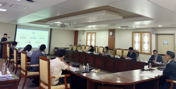 안양시가 7월 3일 시청 전자회의실에서 적극행정 우수공무원 선발을 위한 적극행정위원회를 개최하고 있다 (1).jpg