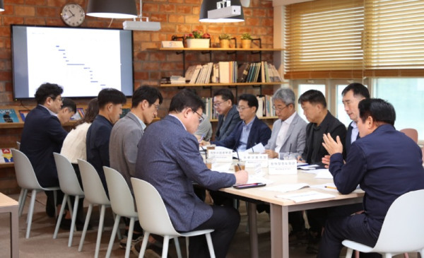 안양시가 10일 오전 최대호 안양시장(오른쪽) 주재로핵심전략사업 추진회의를 진행하고 있다(1).jpg